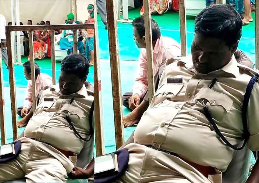 Jamtara Cyber ​​Station in-charge CM Hemant Soren was found sleeping in the program, suspended