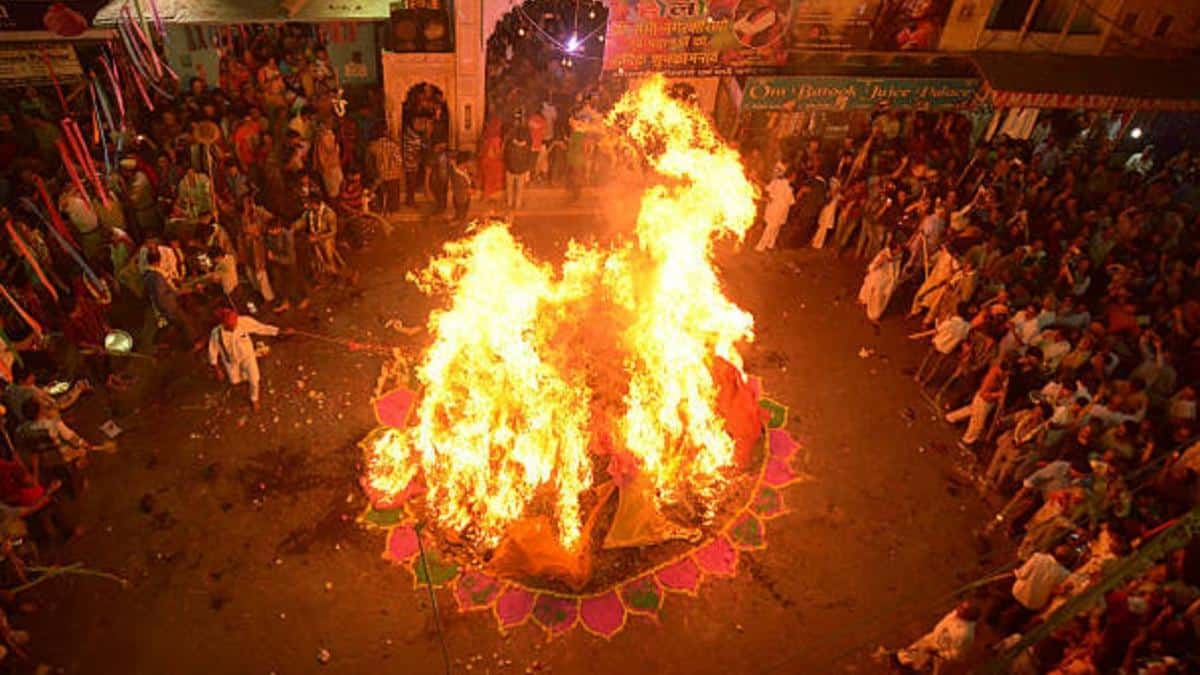 Holika Dahan Today is Holika Dahan, know the auspicious time, method of worship and worship material in detail.