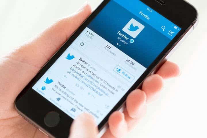 Twitter वीडियो कैप्शन on or off करने के लिये सीसी बटन को टेस्ट कर रहा