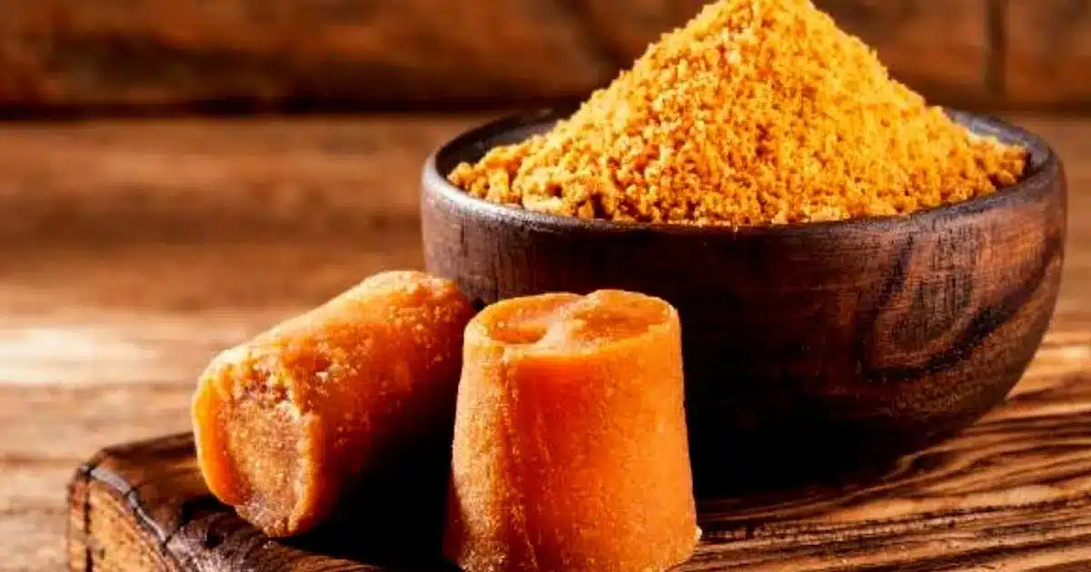 Regular intake of jaggery with stale mouth, lukewarm water, helps in making the body perfect along with blood pressure.