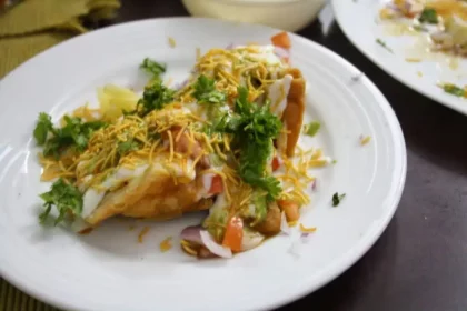 Tired of eating samosas, then try this new recipe of Dahi Samosa Chaat