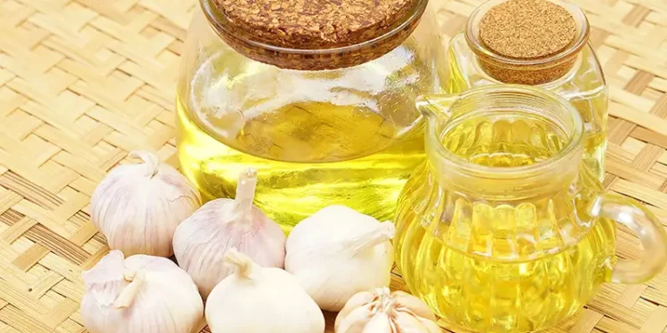 Use Garlic Oil for lifeless hair in changing seasons