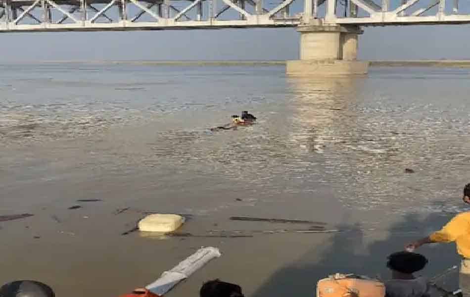 Digha Ghat Boat capsizes