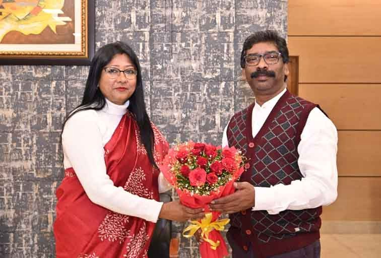 Mahua Maji met Hemant Soren