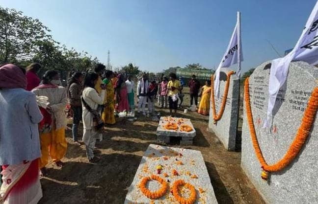 आदिवासियों ने मसना स्थल पर की हड़गड़ी पूजा, अपने पूर्वजों के किए याद