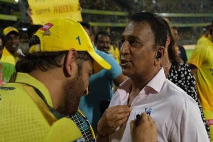 Sunil Gavaskar took Dhoni's autograph