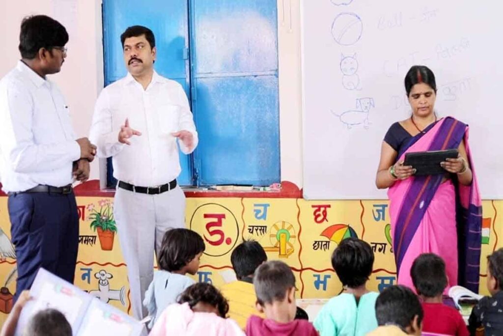 Palamu DC Anjaneyulu Dodde inspected the Model Anganwadi Center in Sadar block