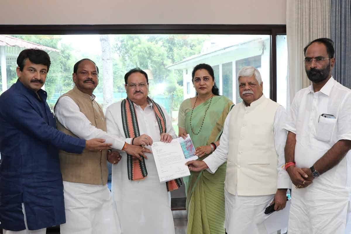 Raghubar Das submitted the report of the investigation of Patna lathicharge to JP Nadda