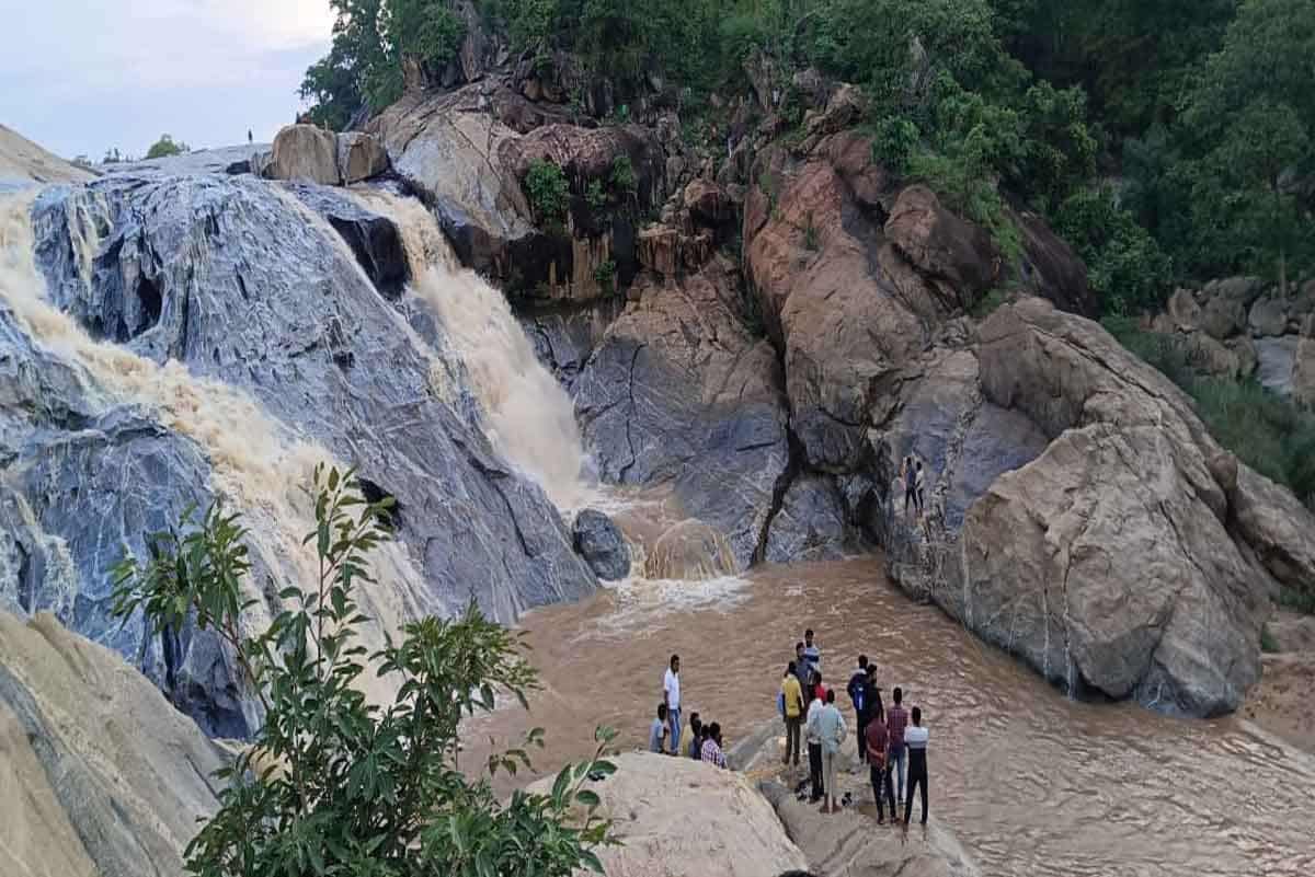 Latehar Suga Fall Palamu Medininagar Two youths died due to drowning in Latehar Suga Fall