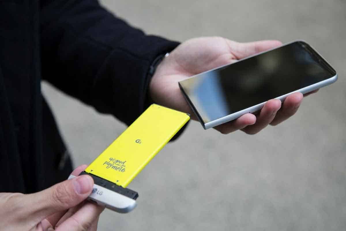 Smartphone Removable Battery All the people who use Smartphone, they know better that we cannot change the battery of Smartphone.