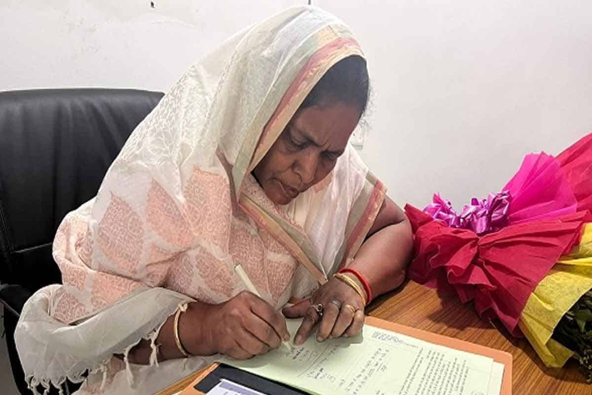 Tribal women honored Minister Baby Devi by giving 'Lota-Pani'