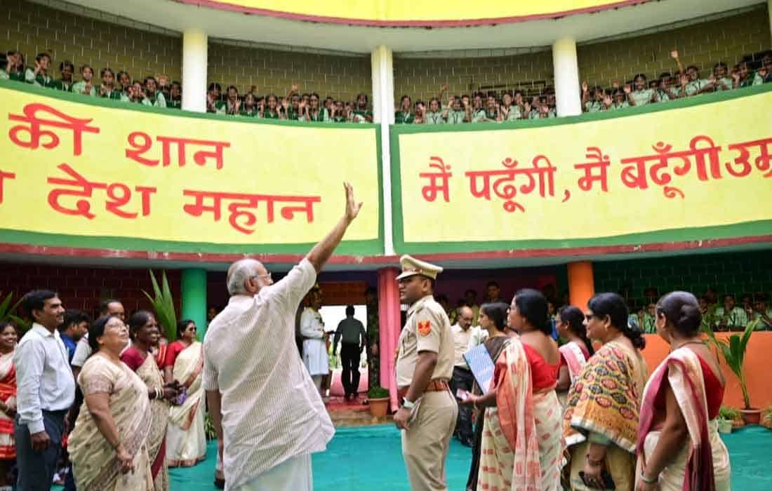 jharkhand-ranchi-Governor-CP-Radhakrishnan-interacted-with-girl-students-of-Kasturba-Gandhi-Balika-Vidyalaya