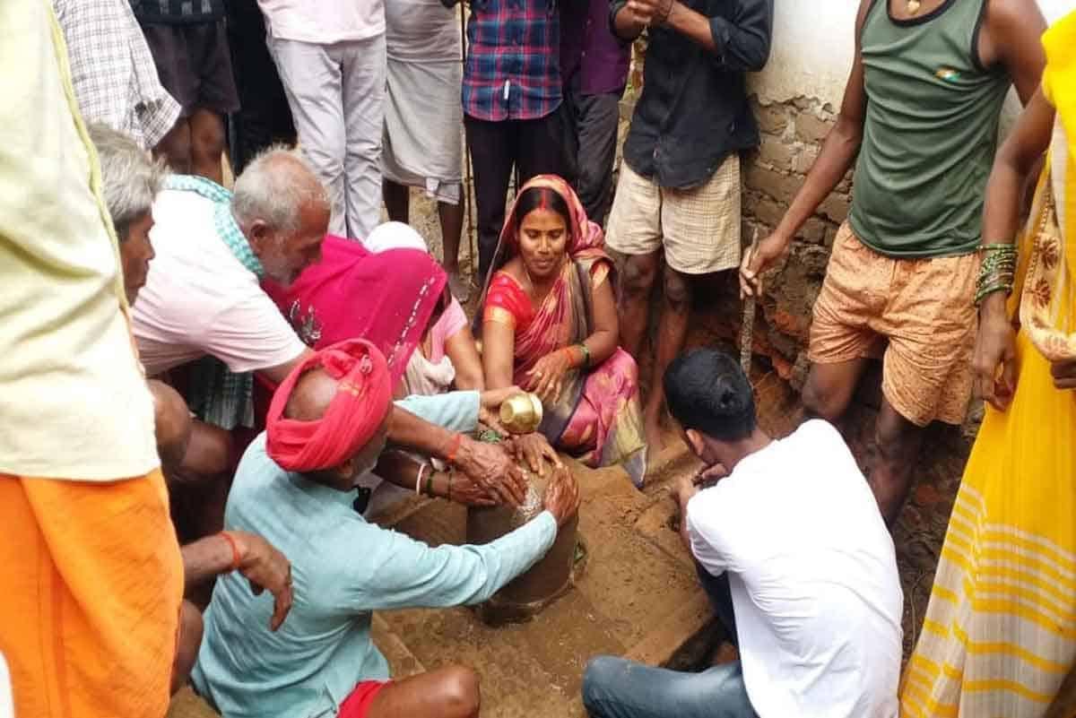 jharkhand-shivling-appeared-during-the-restoration-of-the-old-temple-1.jpeg