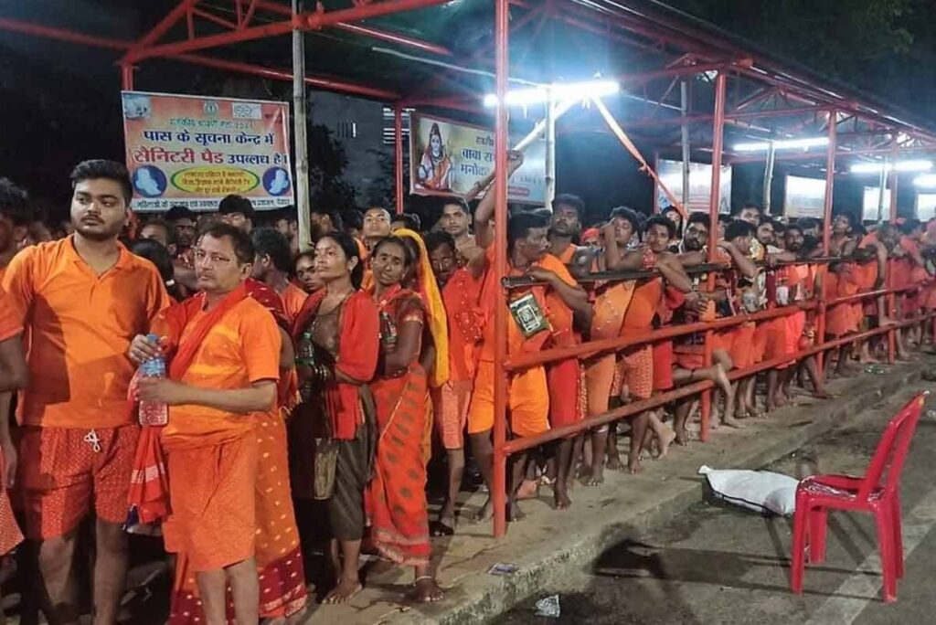 Sawan Deoghar first Monday of Sawan Sultanganj Shiv Ji Gangajal On the first Monday of Sawan, devotees queue up to 12 kilometers for darshan in Deoghar.