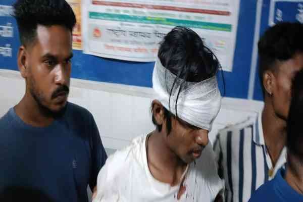 chaibasa-suddenly-fighting-knife-fighting-and-sword-fighting-started-between-two-groups