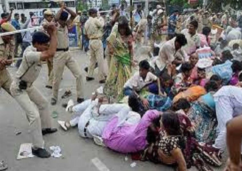 Lathi charge on Guest Teachers who came to Surround Them