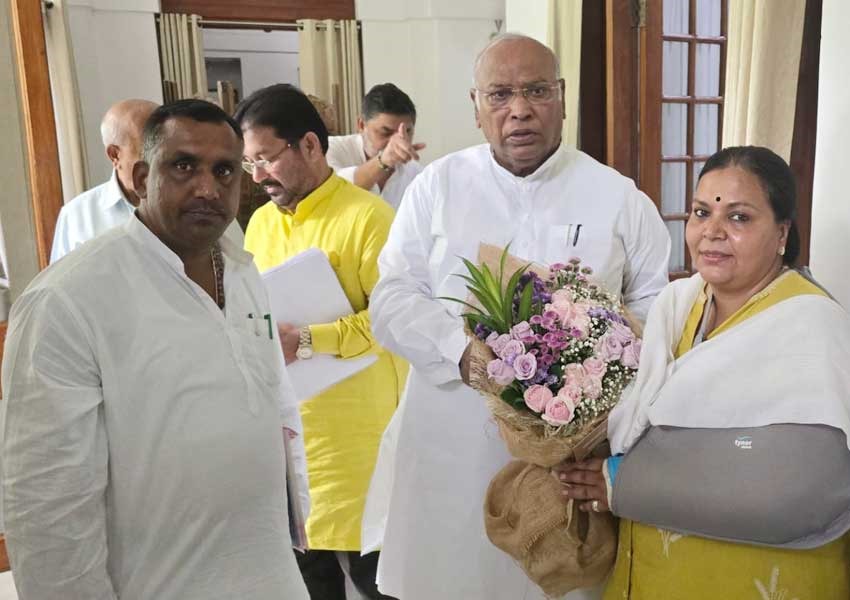 Banna Gupta and Deepika Pandey Singh met Mallikarjun Kharge