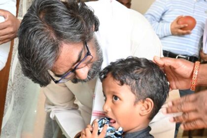 Five Year Old Child Ansh Lakra met Hemant Soren