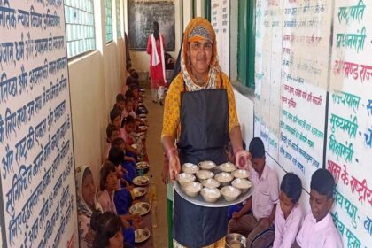 Guest dinner provided to students in Urdu school