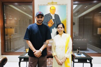 Harbhajan Singh met Sunita Kejriwal