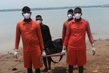 NDRF Took out the body of a student Drowned in Dhurva Dam