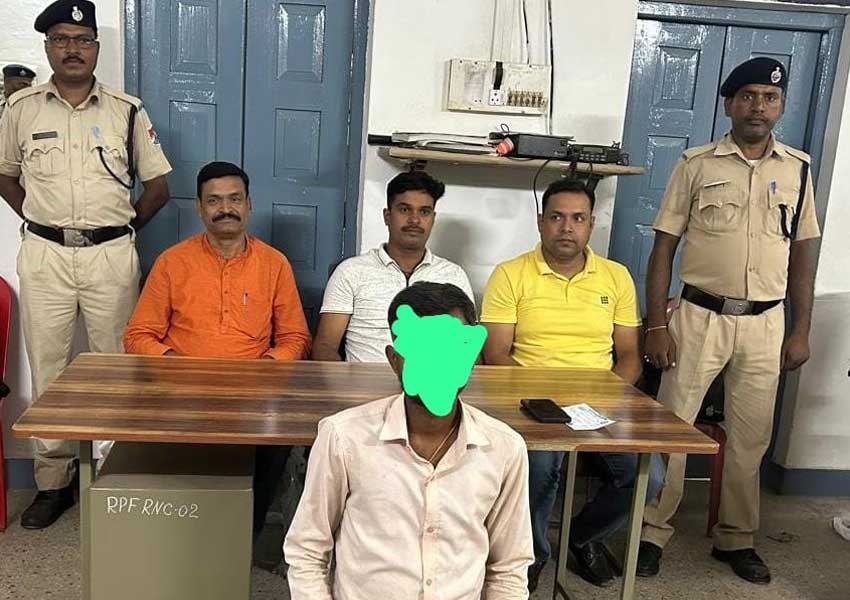 RPF Hatia arrested one Person for black Marketing of railway tickets