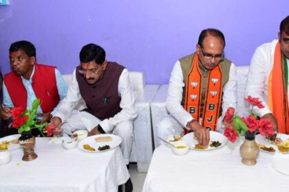 Shivraj had food at the house of Dhurva Mandal President Umesh Yadav