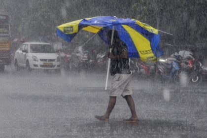 Water filled in Many Areas of Kolkata due to continuous Rain