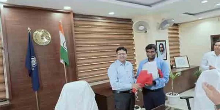 Ranchi's new Deputy Commissioner Manjunath Bhajantri took charge, former Deputy Commissioner welcomed him with a bouquet