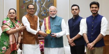 Shivraj Met PM Modi with his family