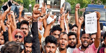 Stone pelting during demonstration demanding cancellation of JSSC CGL exam, candidates…