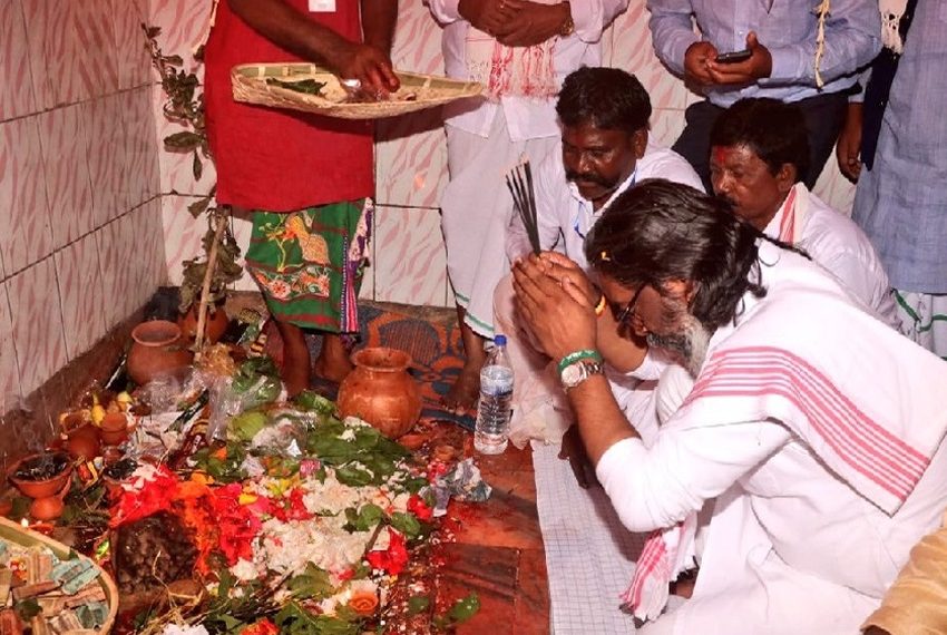 CM Hemant Soren offered prayers at Lugu Buru Ghanta Bari of Bokaro, international fair is organized here on Kartik Purnima.