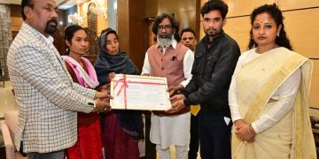 Hemant Soren handed over Check to Arjun Mahato's family