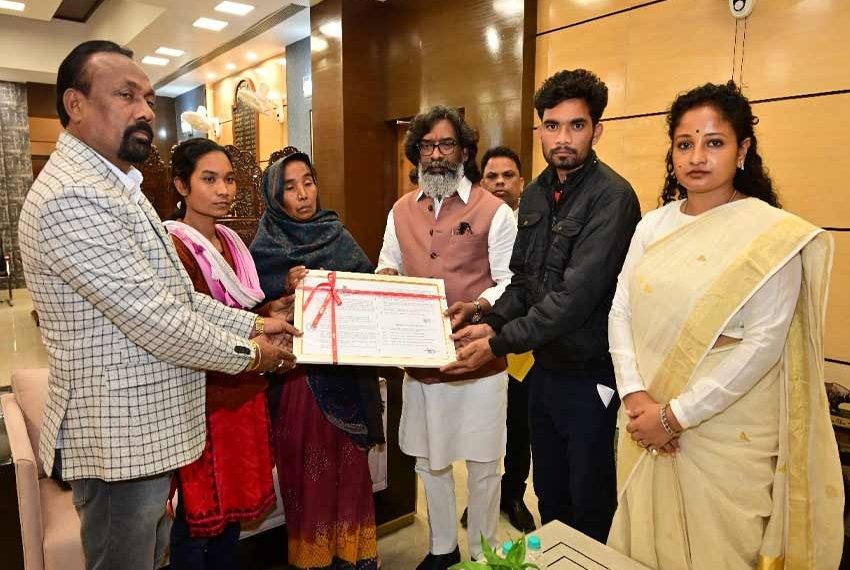 Hemant Soren handed over Check to Arjun Mahato's family