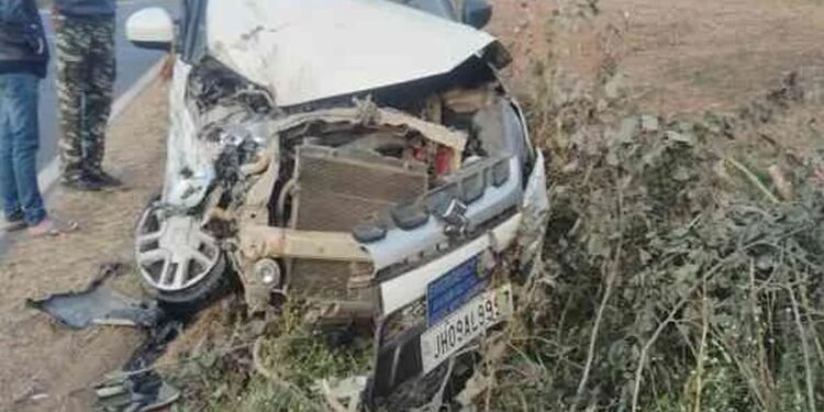 Truck and Car Collide in Latehar