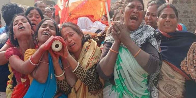 Daughters shouldered their father's Funeral