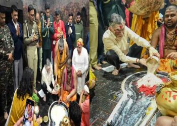 Governor-Worship-in-Baba-Vaidyanath--Temple